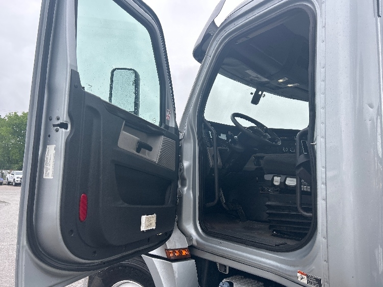 2020 Freightliner Cascadia in Jackson, TN — photo 9