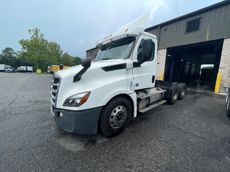 2020 Freightliner Cascadia in Jacksonville, FL — photo 3