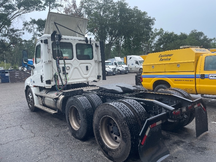 2020 Freightliner Cascadia in Jacksonville, FL — photo 5