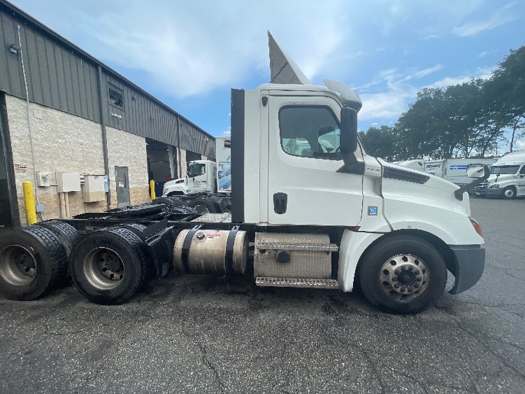 2020 Freightliner Cascadia in Jacksonville, FL — photo 8