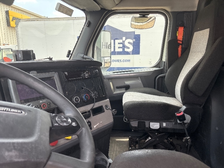 2020 Freightliner Cascadia in Hammond, LA — photo 10