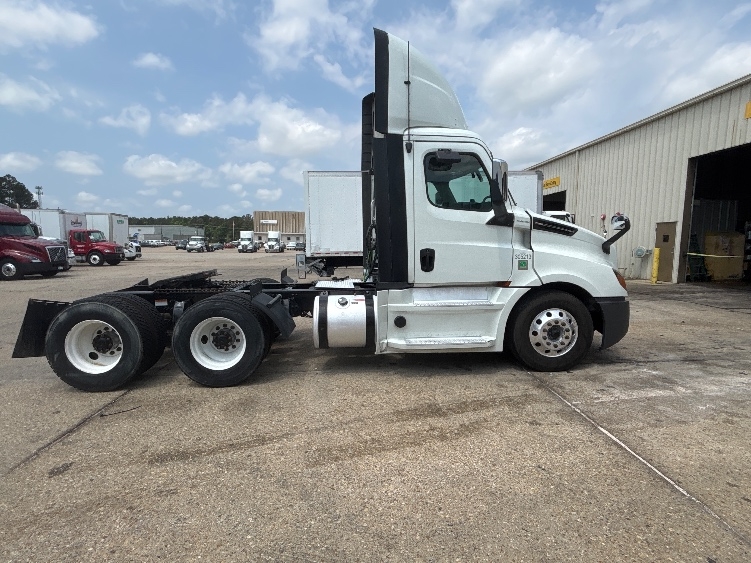 2020 Freightliner Cascadia in Hammond, LA — photo 8
