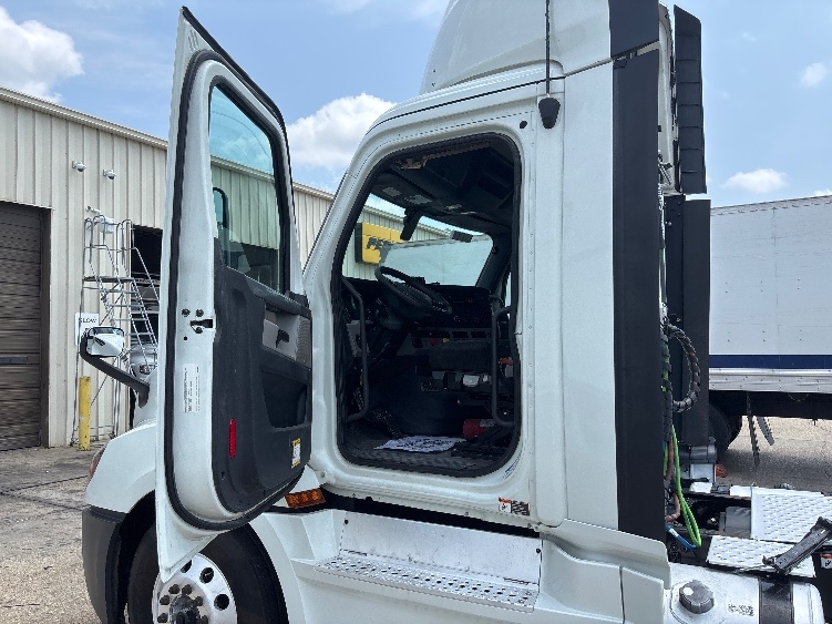 2020 Freightliner Cascadia in Hammond, LA — photo 9