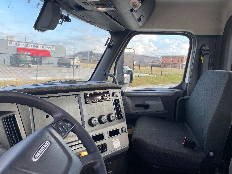 2019 Freightliner Cascadia in Parkersburg, WV — photo 10