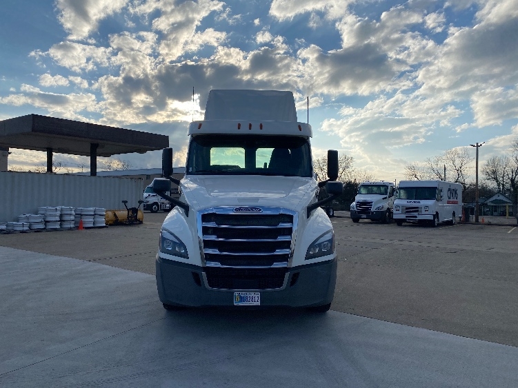 2019 Freightliner Cascadia in Parkersburg, WV — photo 2