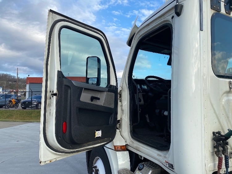 2019 Freightliner Cascadia in Parkersburg, WV — photo 9