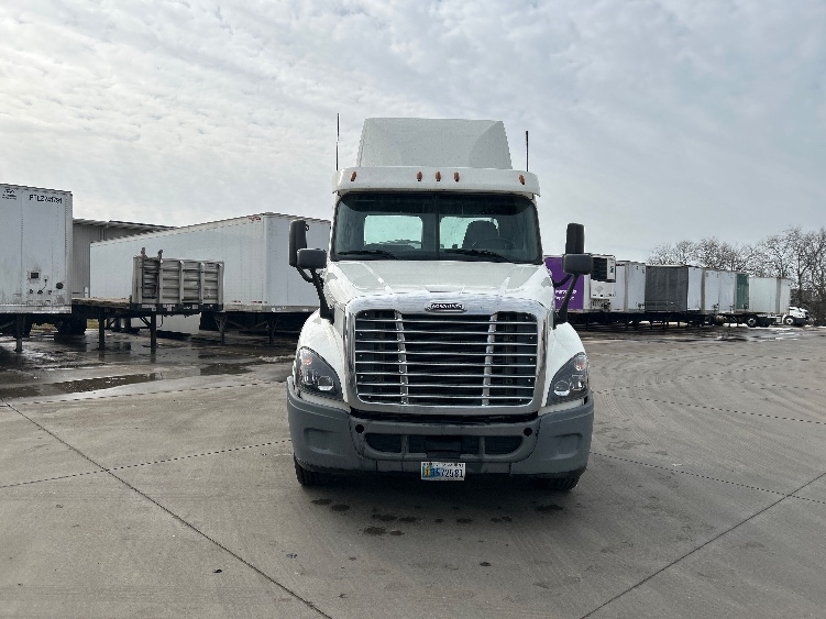 2020 Freightliner Cascadia in Goshen, IN — photo 2