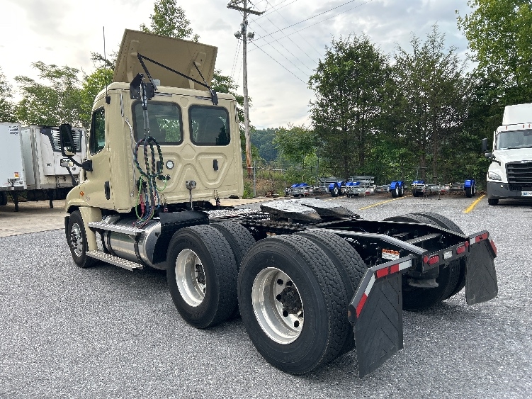 2020 Freightliner Cascadia in Cleveland, TN — photo 5