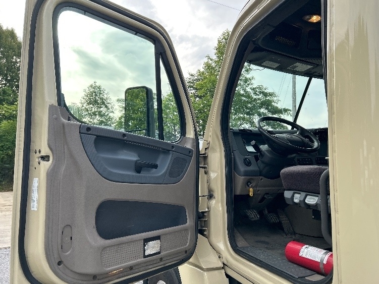 2020 Freightliner Cascadia in Cleveland, TN — photo 9