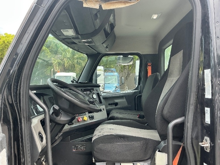 2019 Freightliner Cascadia in Medley, FL — photo 10