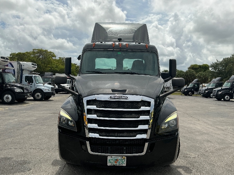 2019 Freightliner Cascadia in Medley, FL — photo 2