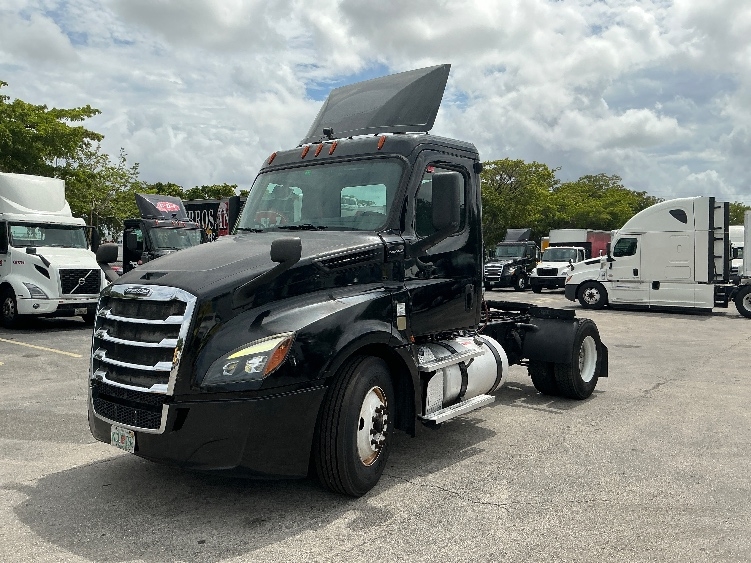 2019 Freightliner Cascadia in Medley, FL — photo 3