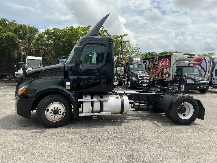 2019 Freightliner Cascadia in Medley, FL — photo 4