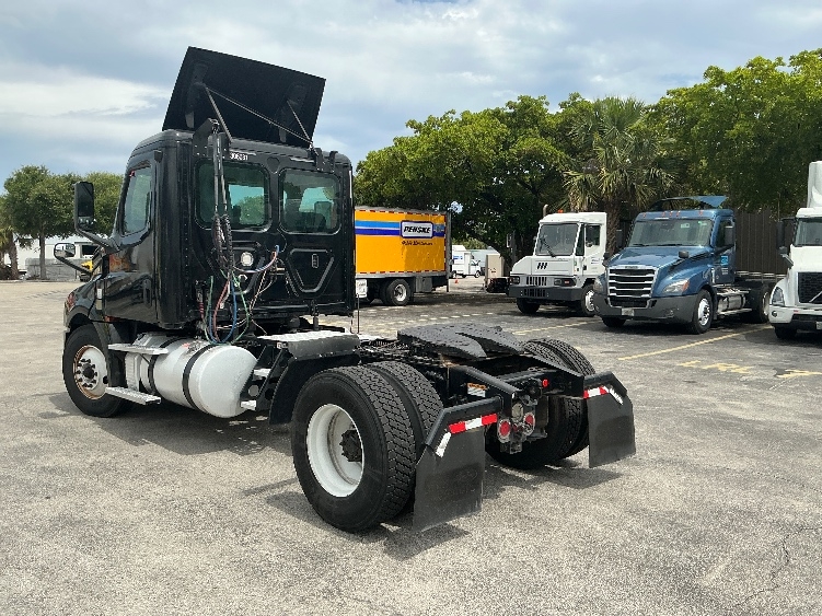 2019 Freightliner Cascadia in Medley, FL — photo 5