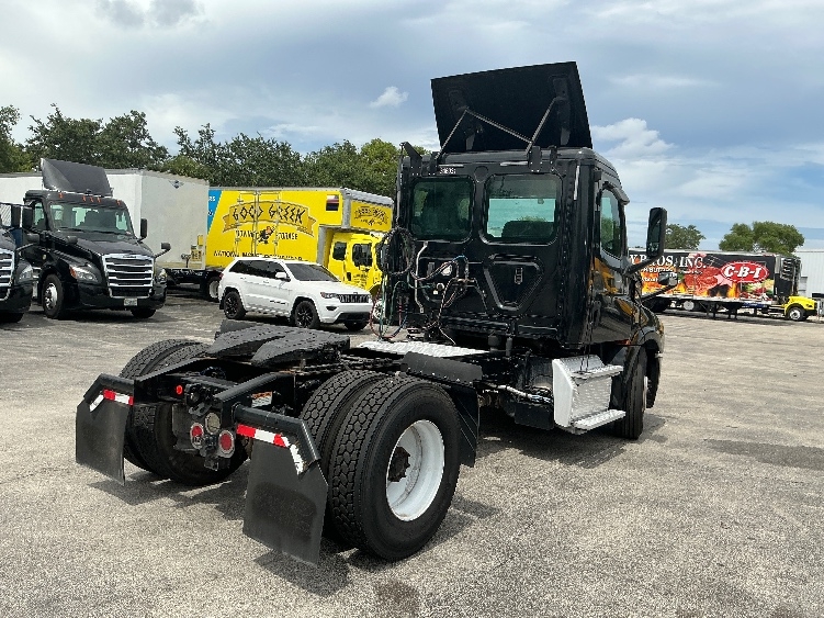2019 Freightliner Cascadia in Medley, FL — photo 7