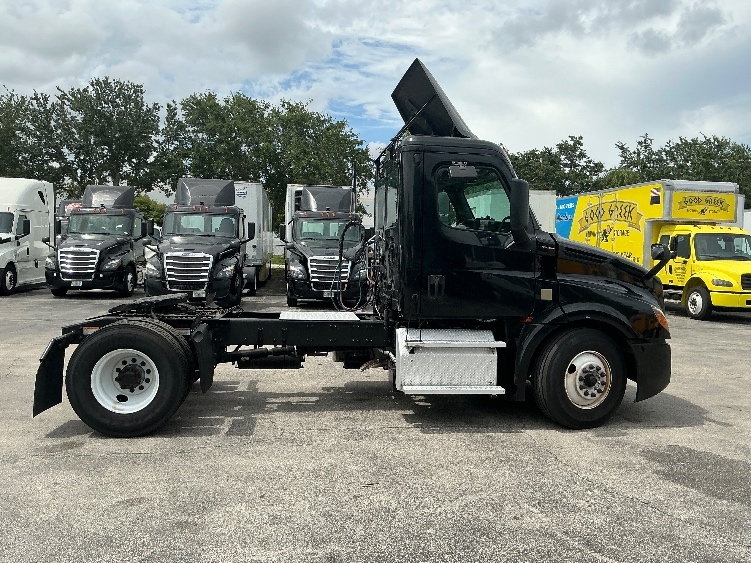 2019 Freightliner Cascadia in Medley, FL — photo 8