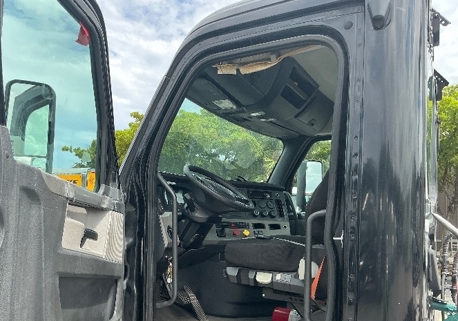 2019 Freightliner Cascadia in Medley, FL — photo 9