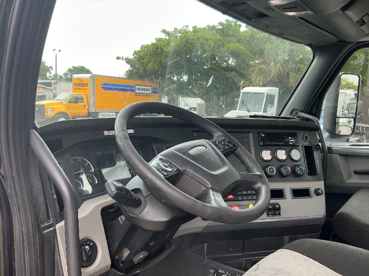 2019 Freightliner Cascadia in Medley, FL — photo 10