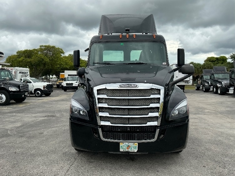 2019 Freightliner Cascadia in Medley, FL — photo 2