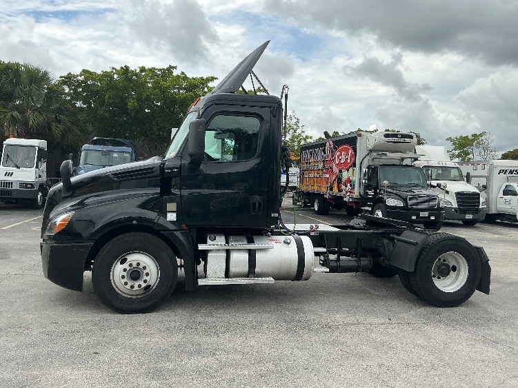 2019 Freightliner Cascadia in Medley, FL — photo 4
