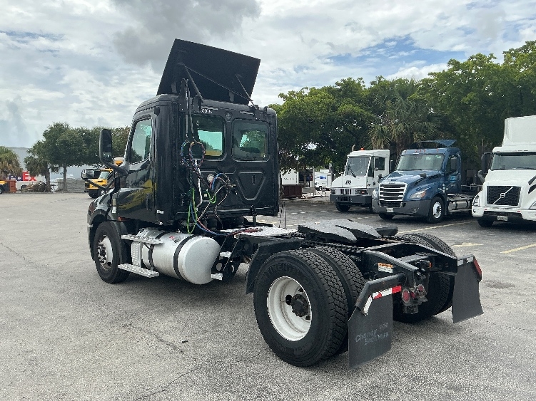 2019 Freightliner Cascadia in Medley, FL — photo 5