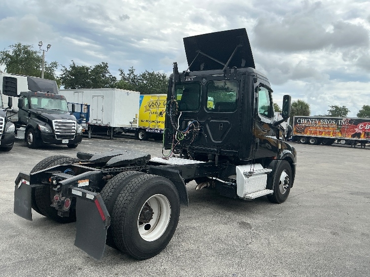 2019 Freightliner Cascadia in Medley, FL — photo 7