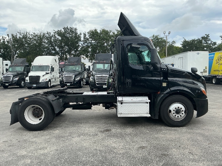 2019 Freightliner Cascadia in Medley, FL — photo 8