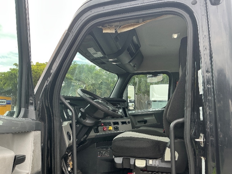 2019 Freightliner Cascadia in Medley, FL — photo 9
