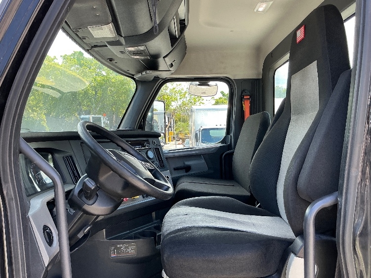 2019 Freightliner Cascadia in Medley, FL — photo 10
