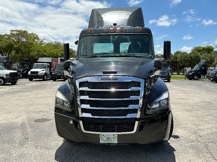 2019 Freightliner Cascadia in Medley, FL — photo 2