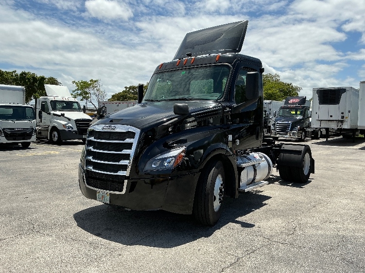 2019 Freightliner Cascadia in Medley, FL — photo 3