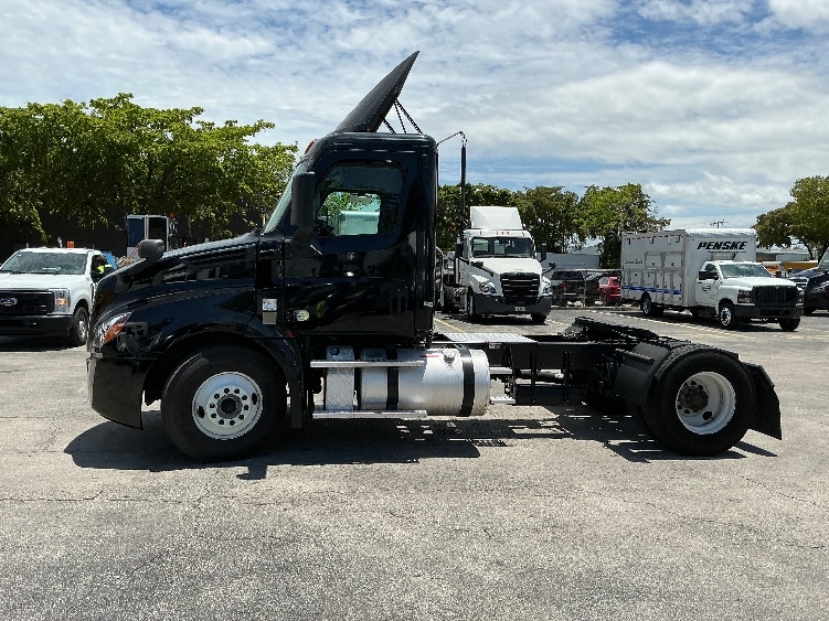2019 Freightliner Cascadia in Medley, FL — photo 4