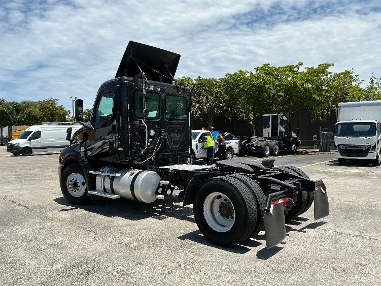 2019 Freightliner Cascadia in Medley, FL — photo 5