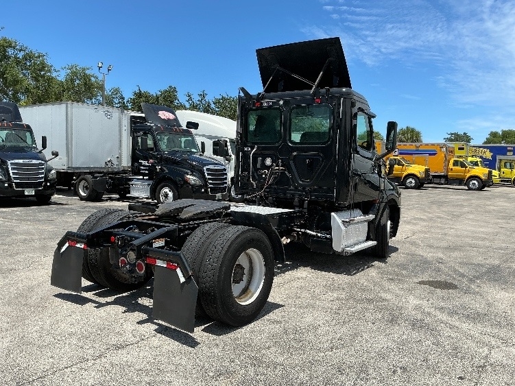 2019 Freightliner Cascadia in Medley, FL — photo 7