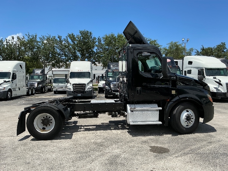 2019 Freightliner Cascadia in Medley, FL — photo 8
