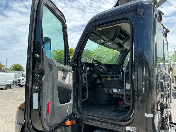 2019 Freightliner Cascadia in Medley, FL — photo 9