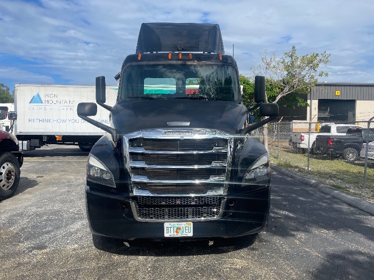 2019 Freightliner Cascadia in Medley, FL — photo 2