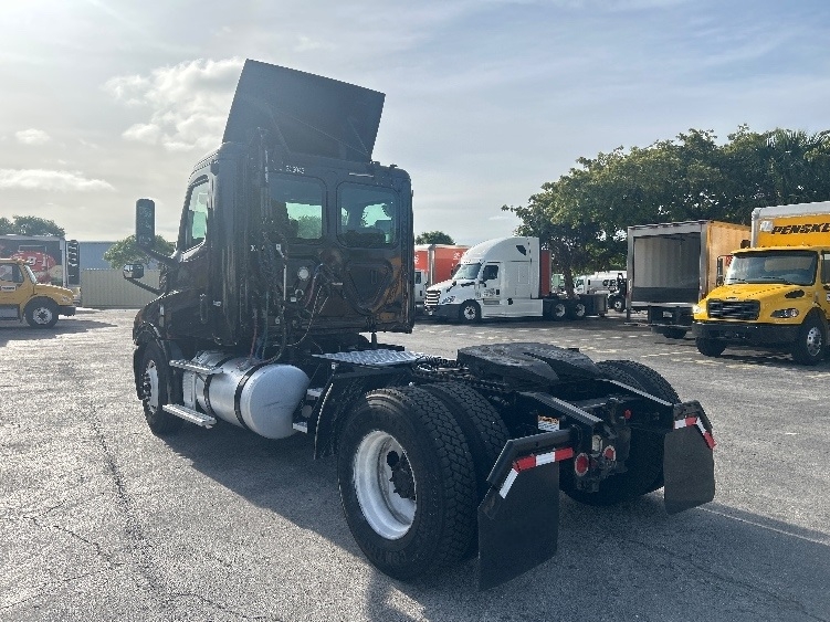 2019 Freightliner Cascadia in Medley, FL — photo 5