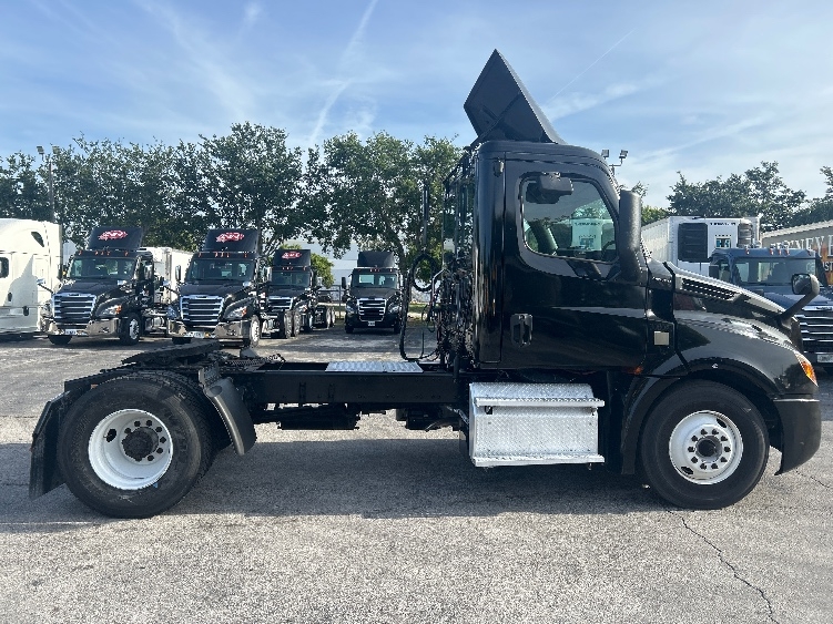 2019 Freightliner Cascadia in Medley, FL — photo 8