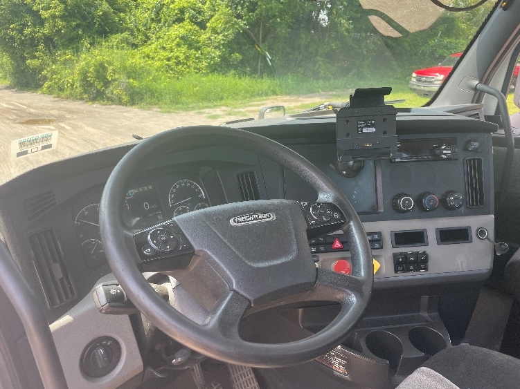 2020 Freightliner Cascadia in Jackson, MI — photo 10