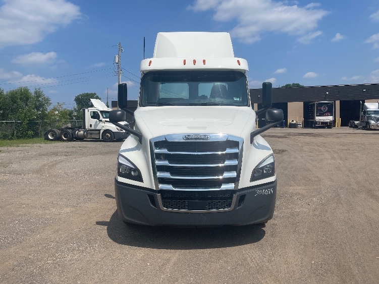 2020 Freightliner Cascadia in Jackson, MI — photo 2