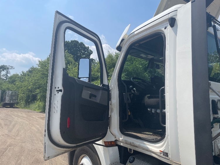 2020 Freightliner Cascadia in Jackson, MI — photo 9