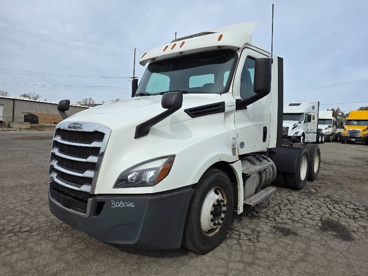 2020 Freightliner Cascadia in Jackson, MI — photo 3