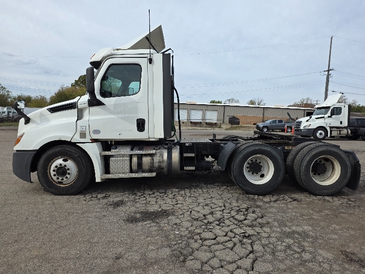 2020 Freightliner Cascadia in Jackson, MI — photo 4
