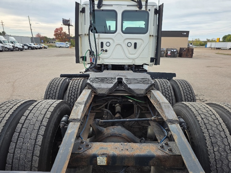 2020 Freightliner Cascadia in Jackson, MI — photo 6