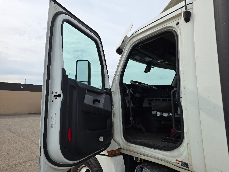 2020 Freightliner Cascadia in Jackson, MI — photo 9