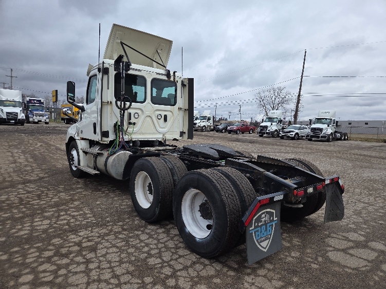 2020 Freightliner Cascadia in Lansing, MI — photo 5