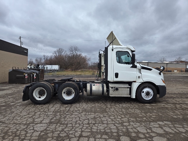 2020 Freightliner Cascadia in Lansing, MI — photo 8