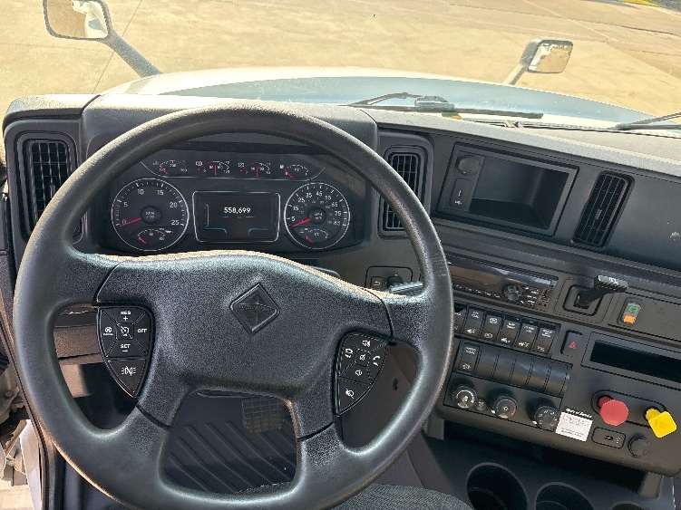 2018 International LT in Arlington, TX — photo 10