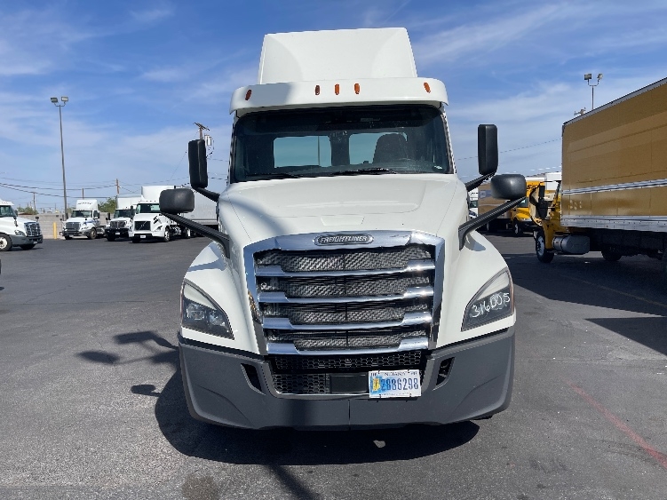 2018 Freightliner Cascadia in Las Vegas, NV — photo 2